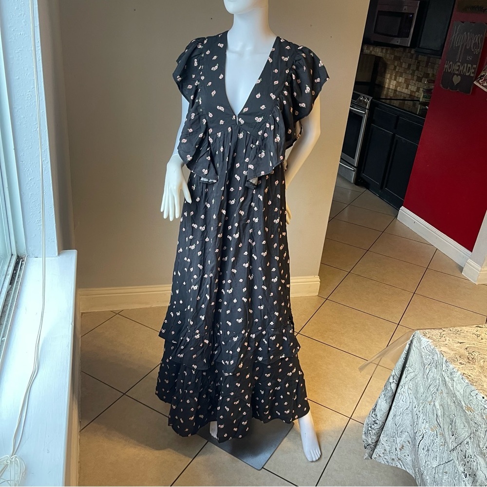 Floral Butterfly-Sleeve Maxi Dress
Size Medium
New
Brand is Forever 21 - Picture 12 of 14